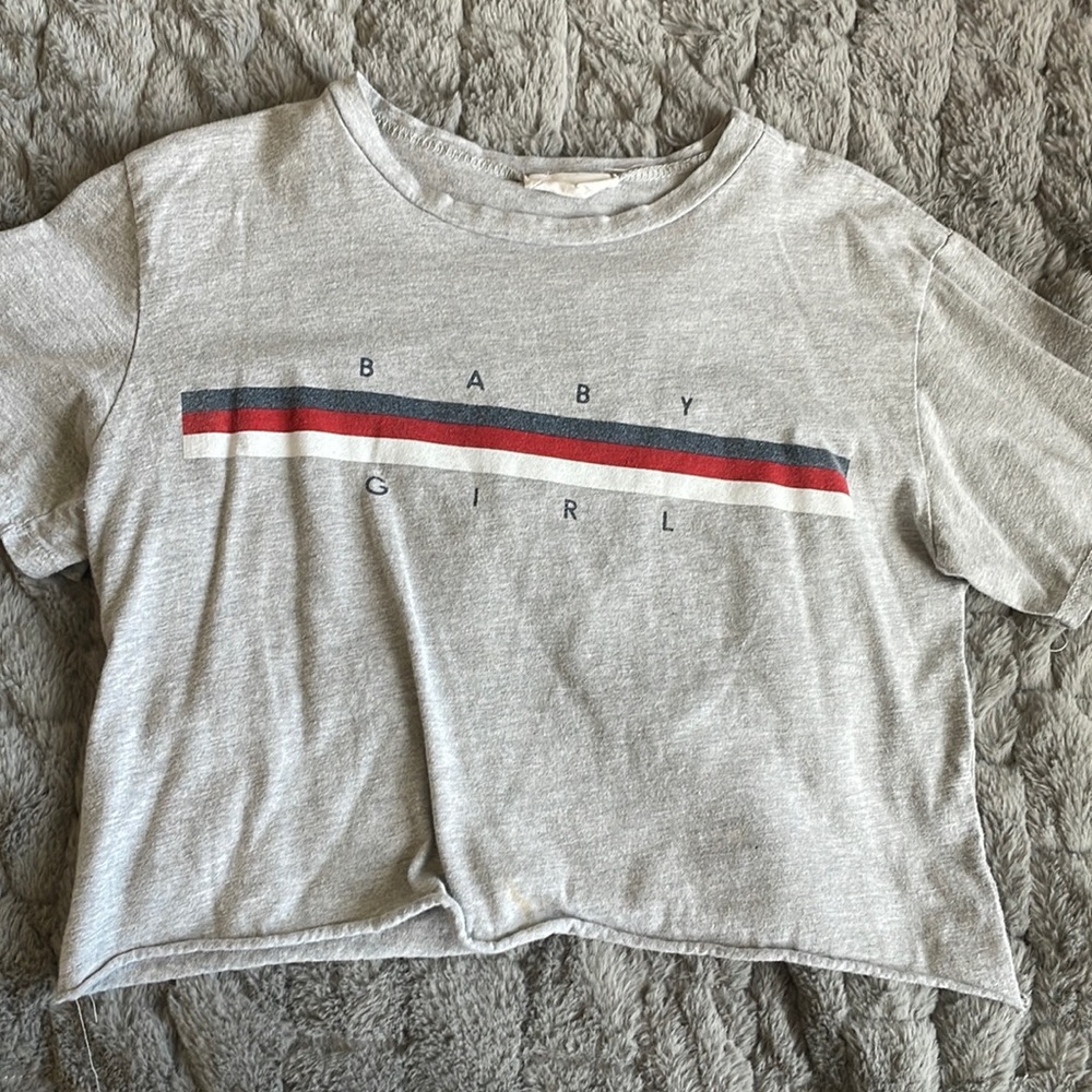 “baby girl” print light grey cropped tee